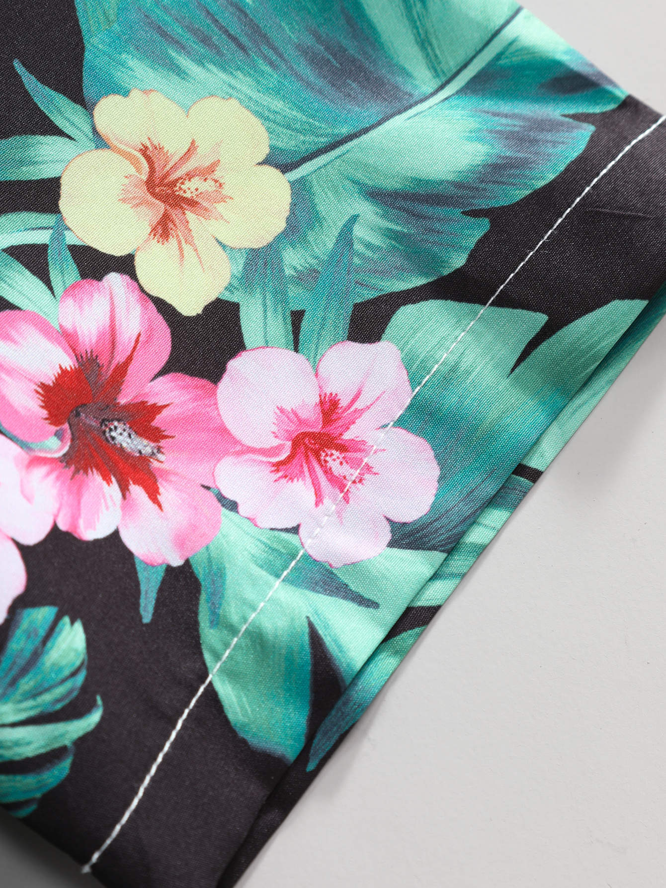 Léo – Chemise Fleurie & Short de Bain