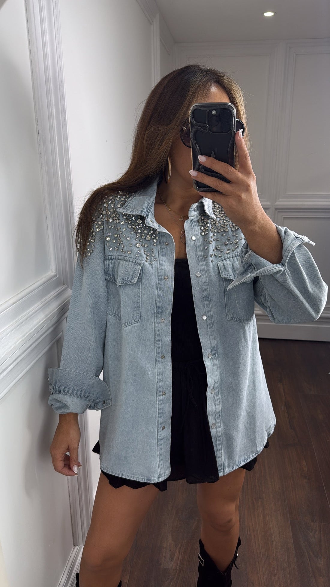 Sylvie -  Veste oversize en denim de luxe ornée de bijoux