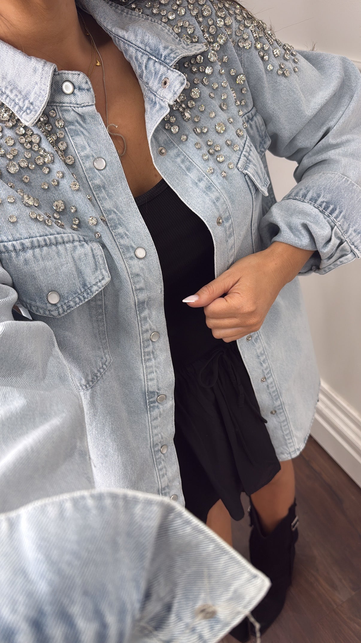 Sylvie -  Veste oversize en denim de luxe ornée de bijoux